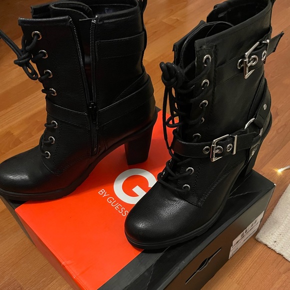 SOLD Heeled zip up combat moto GUESS boots with laces… new with box - Picture 3 of 5